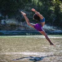 image d'illustration (une femme saute dans l'eau) - © Tim Mossholder via Unsplash