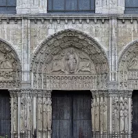 Le tympan de la cathédrale Notre-Dame de Chartres est aussi un moyen de transmission aux personnes les plus simples. © Patrick dC sur Wikicomment