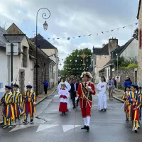 Les gardes suisses ouvrent traditionnellement la procession du Pardon de Josselin, comme ici en 2022 ©RCF