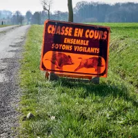 Panneau d'avertissement de chasse aux Brouzils en Vendée. Mathieu Thomasset / Hans Lucas