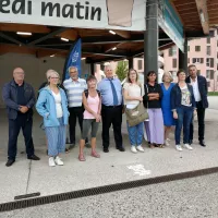 Elus et habitants devant le premier graffiti "Le lac commence ici"