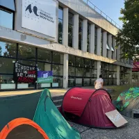 Des tentes ce lundi 25 septembre 2023 devant l'université Bordeaux Montaigne pour protester contre la précarité étudiante ©UE.