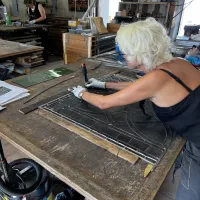 Annick Louradour restaure un vitrail de Notre-Dame - © RCF Lyon (Johan Fresse)