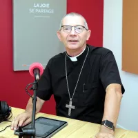 Mgr Christian Delarbre dans les studios de dialogue RCF à Aix par ©Robert Poulain