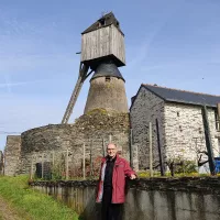 Philippe Cauwel, président de l'association des "Amis du Moulin de Brissac", devant le moulin @Archives RCF Anjou