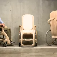 Paul de Livron et le fauteuil en bois qu'il a réalisé pour le Pape François. Crédit Photo : Paul de Livron