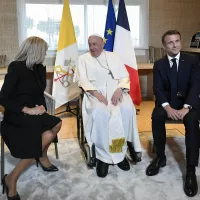 Le pape s'entretient avec Brigitte et Emmanuel Macron à Marseille le 23 septembre 2023 à Marseille ©Dicastero per la Comunicazione