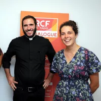 le Père Thomas Meilac entouré de Baptiste et Maylis qui participeront à l'Assemblée des jeunes des Rencontres Méditerranéennes©Robert Poulain