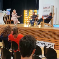 Claire Gadroit, la fondatrice du Rézo des Fondus, sur la scène de l'Espace Rencontres d'Annecy-Le-Vieux ©RCF Haute-Savoie