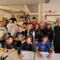 Les élèves de Notre-Dame du château, leur enseignante avec leurs 2 invités ©Martin Obadia