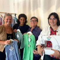 Stéphanie, Nour Motte, Brigitte et Coline, à Cidréa, à Lorient, où Nour Motte expose les vêtements de sa marque Atelier Althaga. Photo: Clémentine Prouteau