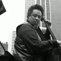 Charles Mingus jouant dans les rues de Manhattan en juillet 1976. © Wikipedia.