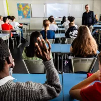 Trois ans jour pour jour après l’attentat terroriste ayant couté la vie au professeur Samuel Paty, une minute de silence a eu lieu lundi 16 octobre dans les établissements scolaires. | Hans Lucas / JC Milhet