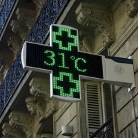 Paris, 2 octobre 2023 : une croix verte de pharmacie affiche la température de 31 degrés © Magali Cohen / Hans Lucas