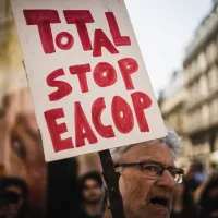 Paris, 26/05/23 - Manifestation rassemblement écologiste à Paris contre Total Energies, groupe pétrochimie et énergie © Xose Bouzas / Hans Lucas. 