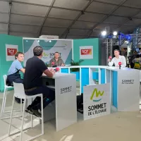 Le plateau de RCF installé au milieu des bovins dans le hall 3 de la Grande halle d'Auvergne pour le Sommet de l'élevage ©RCF