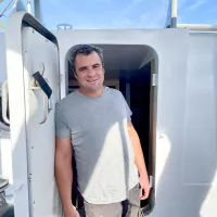 Loïc Briand, responsable du pôle maritime de Grain de sail, sur le premier voilier-cargo de l'entreprise. Photo: Clémentine Prouteau