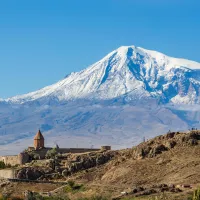 Le monastère de Khor Virap est un lieu de pèlerinage prisé des Arméniens et des touristes qui, depuis son promontoire, peuvent apprécier la vue sur Ararat. © Diego Delso, delso.photo, License CC-BY-SA