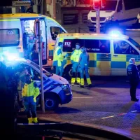 Police et ambulanciers rassemblés après l’attentat Boulevard d’Ypres. - BELGA.