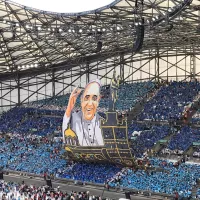 Les marseillais montrent au pape leur fierté de le recevoir au Vélodrome, avec une banderole géante déployée dans le stade peu avant le début de la messe.