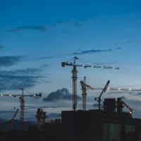 image d'illustration (grues de chantier) - © EJ Yao via Unsplash