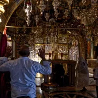 Mardi 17 octobre, les catholiques sont invités à prier et à jeûner pour la paix en Terre sainte (Photo : Fidèles en prière dans l'église du Saint-Sépulcre, Jérusalem, le 05/11/2021 ©Benjamin Furst / Hans Lucas)