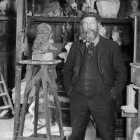 Jules Desbois dans son atelier