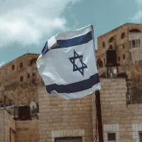 Drapeau israélien flottant sur Jérusalem © Taylor Brandon sur Unsplash