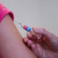  Le vaccin est recommandé depuis 2007 chez les jeunes filles de 11 à 14 ans. Depuis 2021, la recommandation concerne également les jeunes garçons.