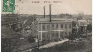 Carte postale ancienne montrant l'usine électrique de Segré en 1912