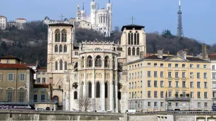 2021- Chris 73-Wikimedia Commons- La Saône et la primatiale Saint-Jean au premier plan, et la basilique Notre-Dame de Fourvière à l'arrière-plan