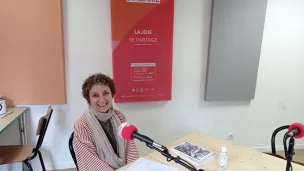 Annie Bergèse dans les studios de Dialogue RCF