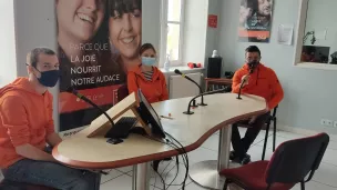 Emma, Dylan et Medhi, volontaires en Service Civique pour Unis Cité. (Photo issue du Facebook officiel)