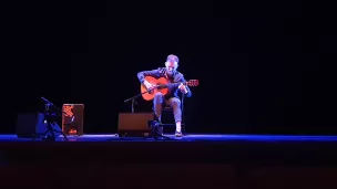 Pepe Fernandez lors d'un mini-concert au théâtre de la ville de Valence. photo : Corentin Dubois