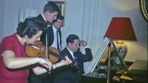 J Latarjet Arthur Grumiaux au piano chez des amis après un concert.