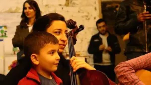 Astrig Siranossian en Arménie auprès. des enfants. Crédit:Sipan Mouradian