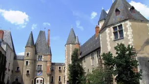 Aubigny sur Nère, château des Stuarts et hôtel de ville.