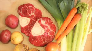 Andrea Nguyen (Wikimedia Commons) - Pot-au-feu de légumes et de fin gras du Mézenc