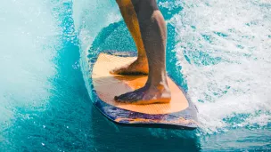 Joseph Greve / Unsplash - Saviez-vous que le surf fut d’abord une pratique politique et religieuse?