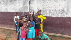 Laura Malécot et des jeunes enfants au Foyer Saint Jean Bosco, Cameroun 