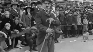 Les débuts de Charlot dans Charlot est content de lui (1914).