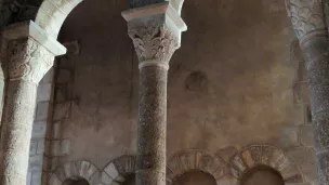 Eglise St Genès de Châteaumeillant - Arcature entre le chœur et une absidiole méridionale