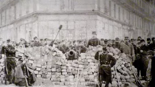 Pendant la Commune de Paris, barricade située à l'angle des boulevards Voltaire et Richard-Lenoir.