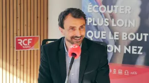 RCF Lyon - Grégory Doucet (photo en studio avant la pandémie de COVID-19)