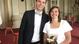 Mariés civilement, le couple s'impatiente maintenant d'un mariage à l'église