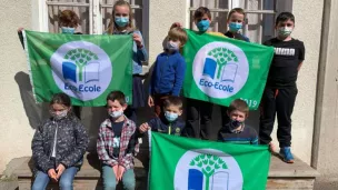 2021 NDO - les éco-délégués de l'établissement posant avec le drapeau éco-école