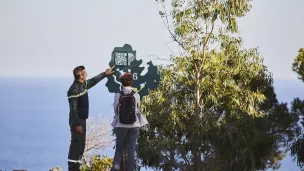  le forestier montre le parcours découverte du Dramont à une randonneuse. John Bersi/ONF 