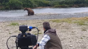 Mme lafond en tournage sur la peninsule de Katmai en Alaska