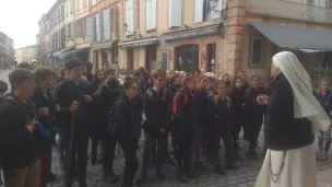 2019 collège Lestonnac - rencontre avec une religieuse lors du pèlerinage du collège sur les chemins de Saint-Jacques.