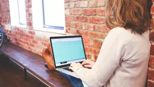 Un "influenceur" en plein travail. StartupStockPhotos 